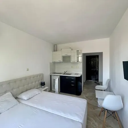 アパート White Studio With а Pool In *