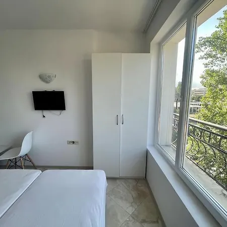 White Studio With а Pool In アパート